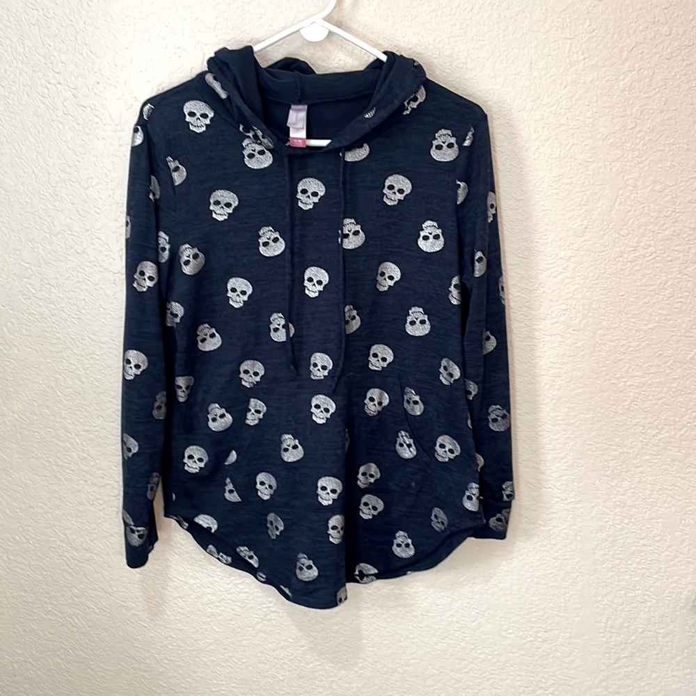 No boundaries extra large (15–17) hooded, lightweight shirt.